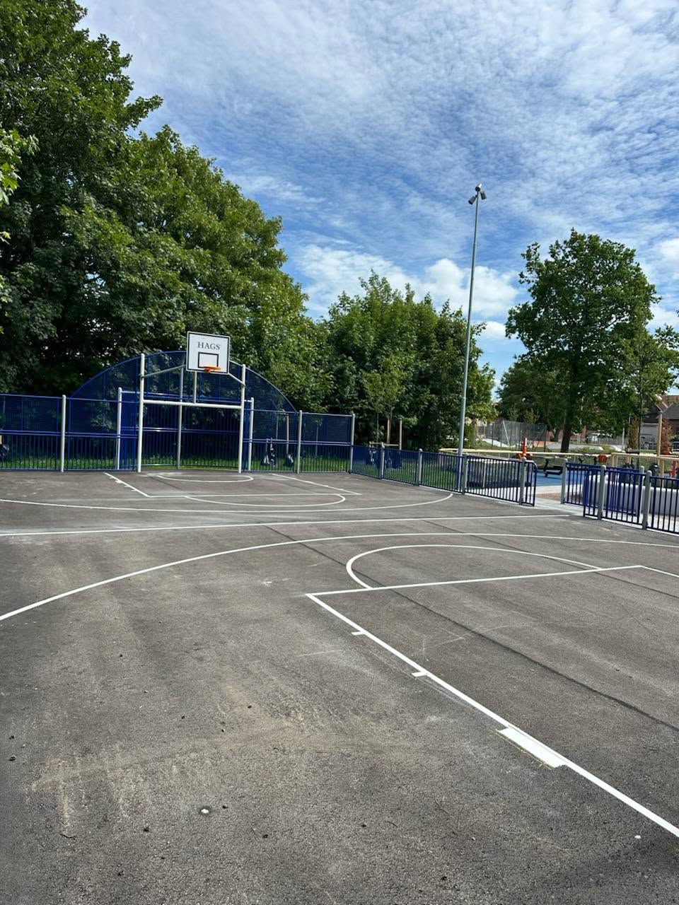 Nymålade linjer på basketplan