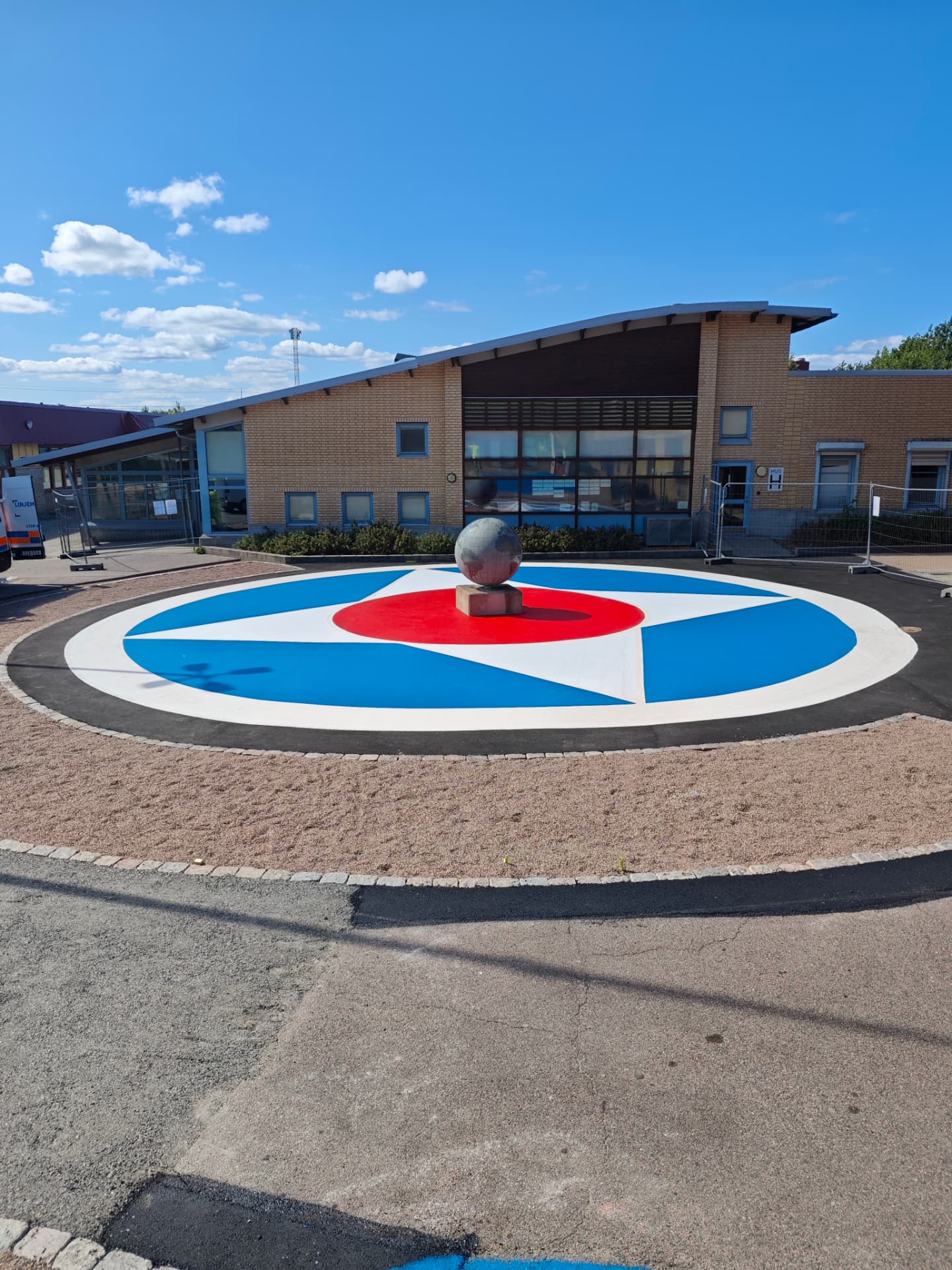 Dekorativ blå, vit och röd målning på skolgård